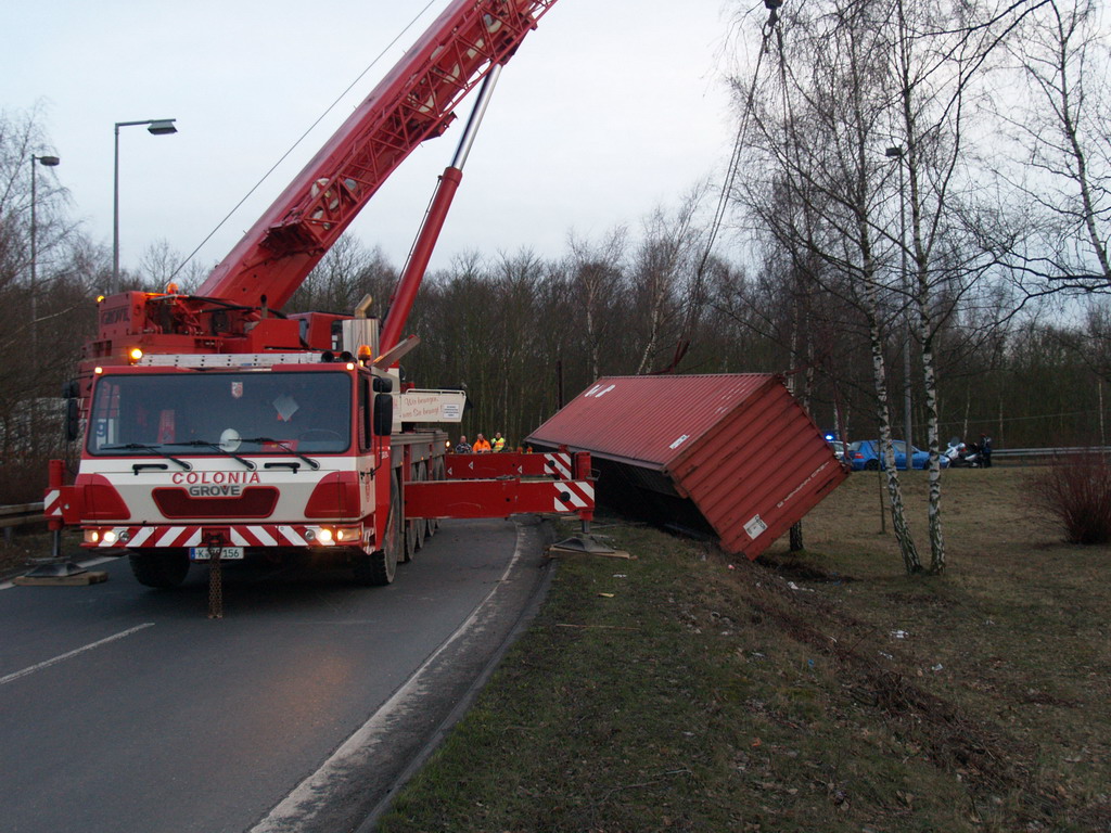 LKW verliert Container Koeln Niehler Ei P123.JPG